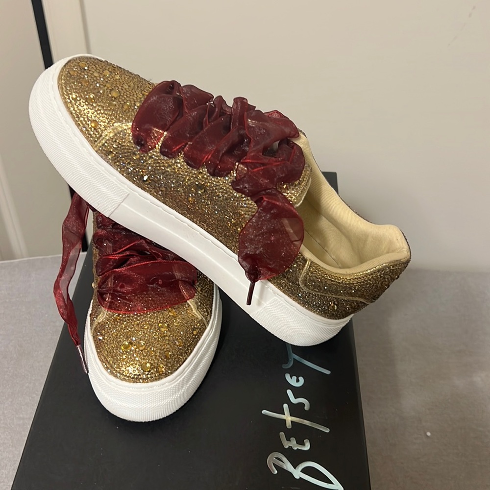 Previously Loved Women’s Size 6 Betsy Johnson Sneaker